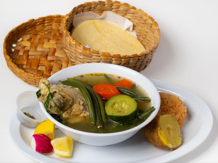 Lunes · Caldo de Pollo